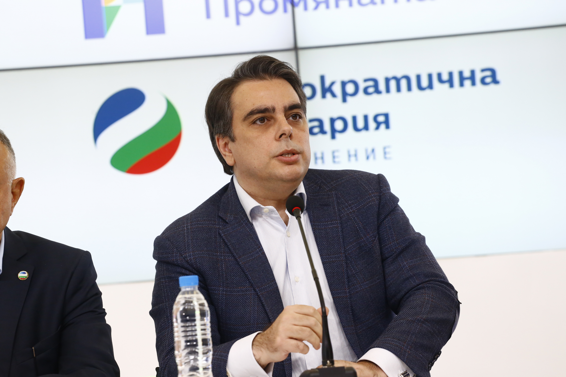 Експерти със студен душ за идеята на Асен Василев, тъпче закона