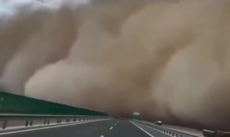 Нещо страшно връхлетя Пекин ВИДЕО