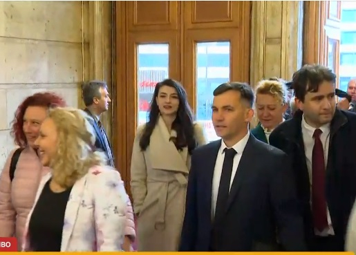 Кирил Петков влезе наперено в парламента, Лена се шмугна 