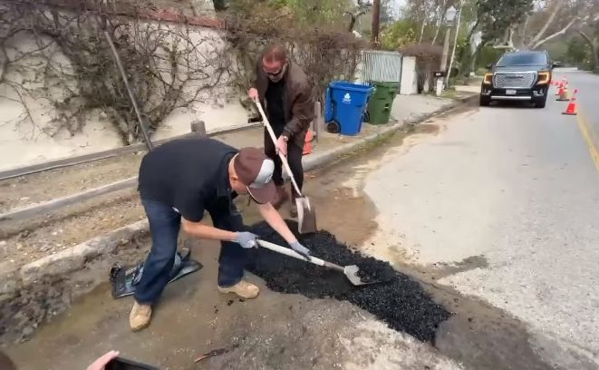 Бате Арни запретна ръкави и запълни дупка на пътя в Лос Анджелис ВИДЕО