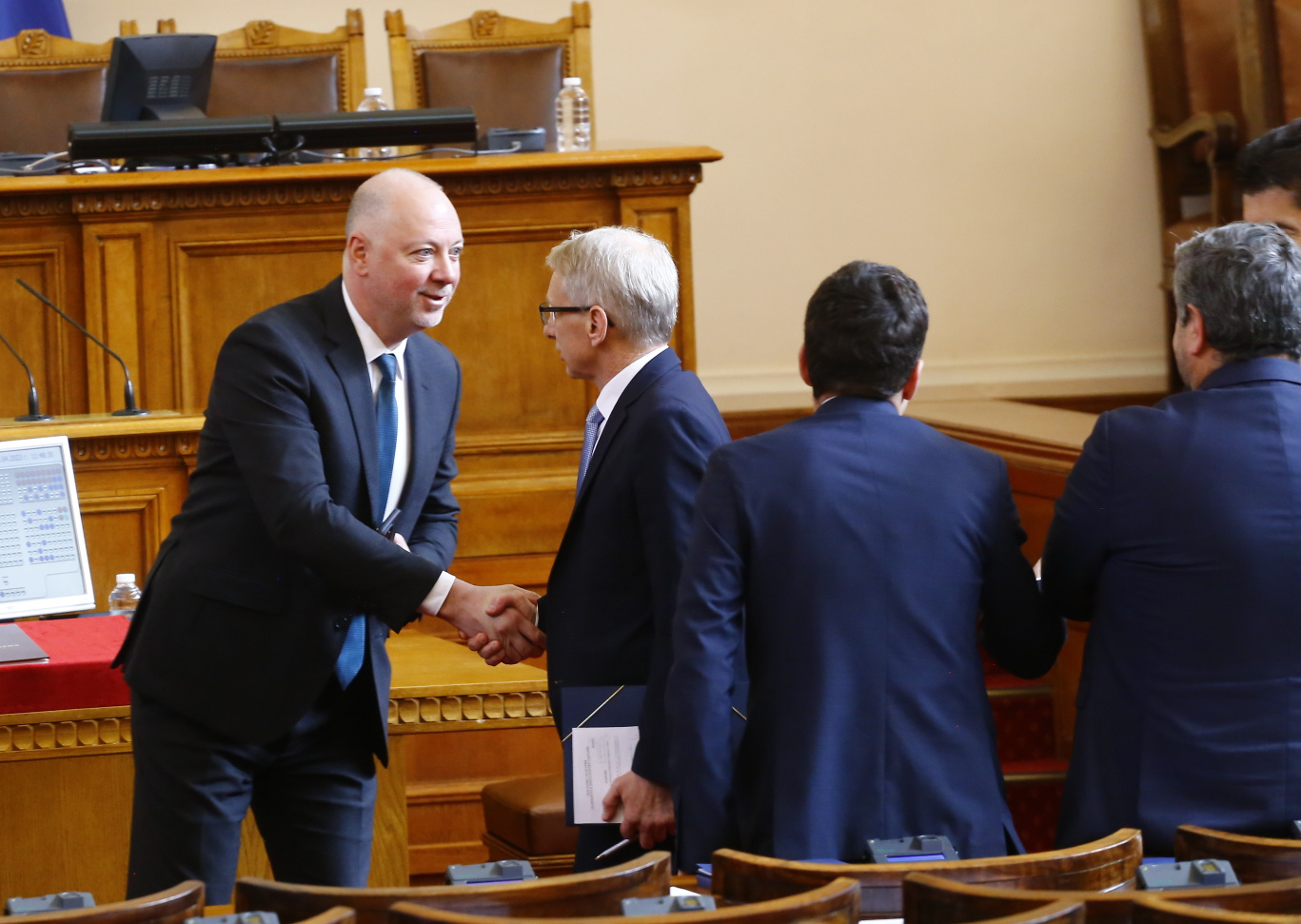 Горещи разговори между ГЕРБ-СДС и ПП-ДБ в парламента, ето за какво се договориха 
