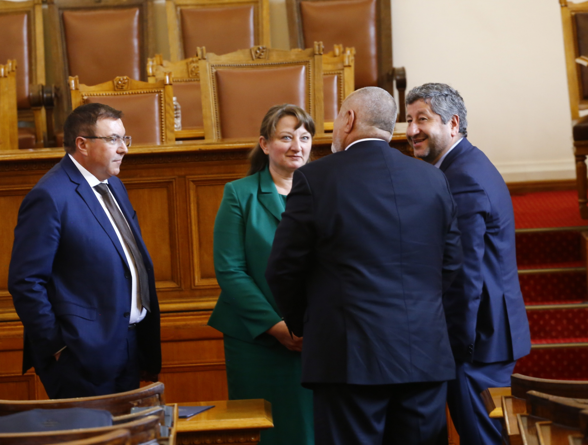 Проучване показа колко българи очакват правителство на ГЕРБ-СДС и ПП-ДБ