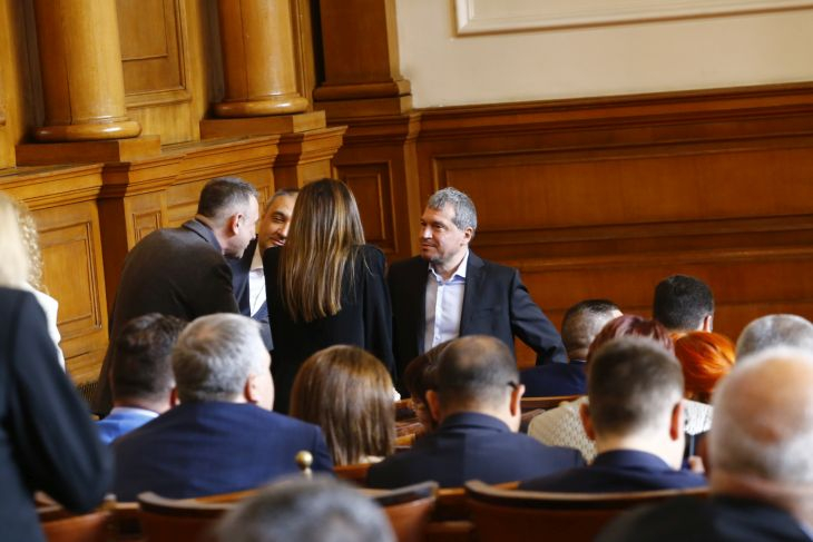 Правителство ще има, но не с целувка пред камерите, а с...