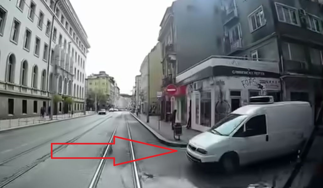 ВИДЕО от ватманската кабина на трамвай, движещ се в центъра на София, побърка всички! Ето защо