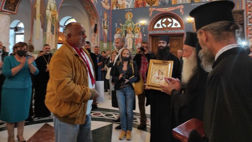 Сула ограмотява умнокрасивите: Да „страдаш под масата“ не е чак толкова весело