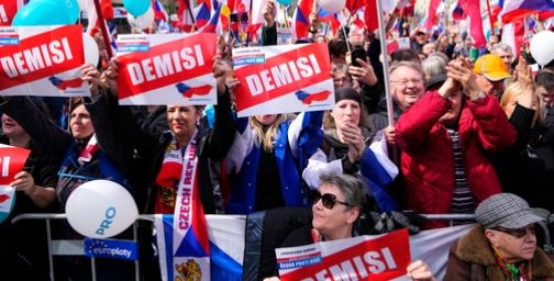 Хиляди гневни чехи окупираха Прага, ето какво поискаха