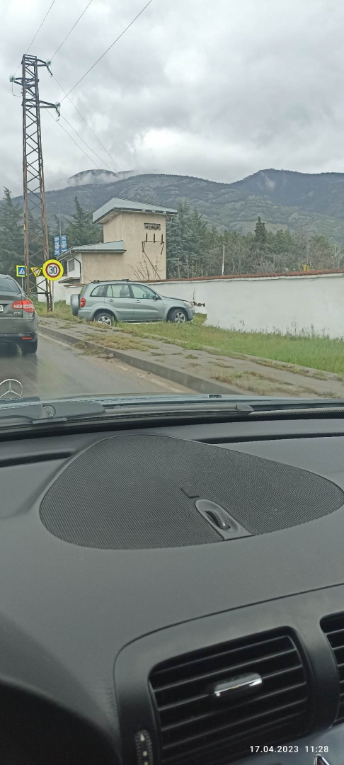 Извънредна ситуация с джип до поделението в Карлово СНИМКА