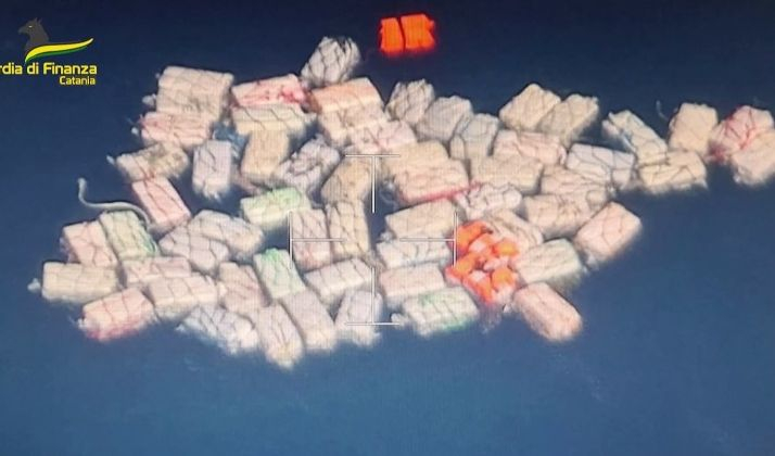 Шокиращо ВИДЕО! Два тона кокаин се носят в морето край Сицилия 