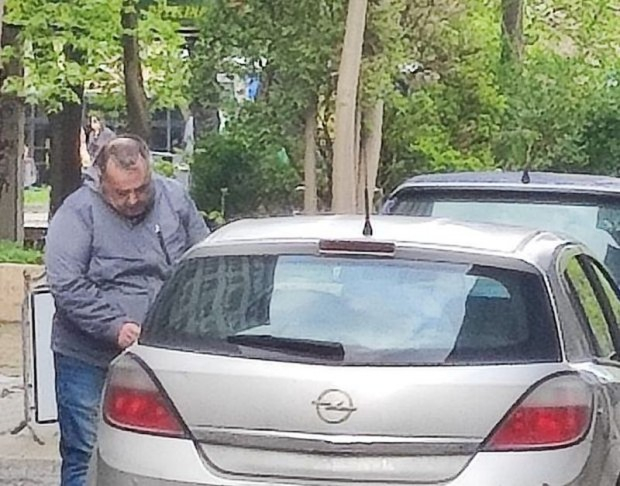 Варненка паркира в София, но като се върна, видя дебел мъж до колата си, който... СНИМКА