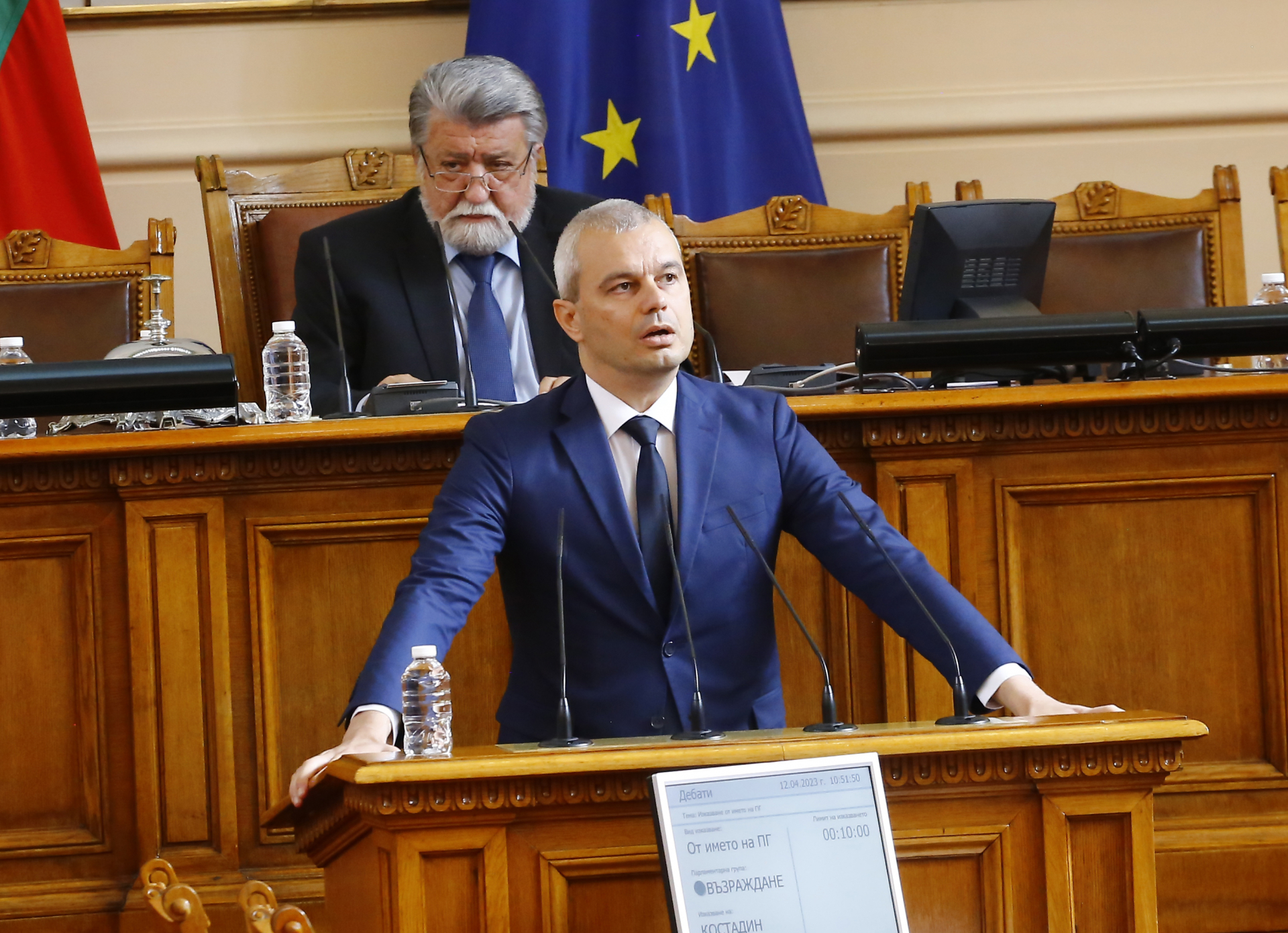 "Възраждане" изумиха: Гонят злите сили от ДБ в парламента със светена вода