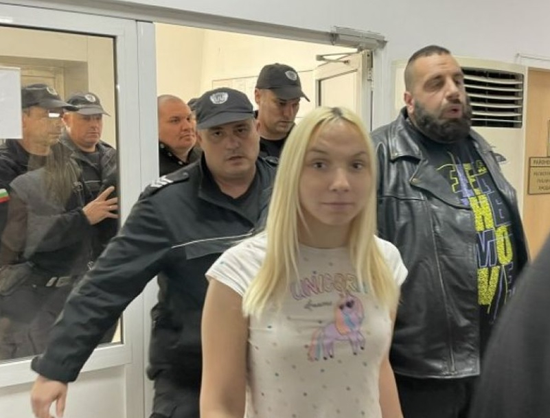 Тротинетката реве та се къса зад решетките, нов кошмар сполетя травестита 