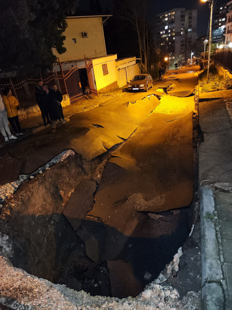 Гръмна магистрален водопровод във Варна, положението е страшно ВИДЕО