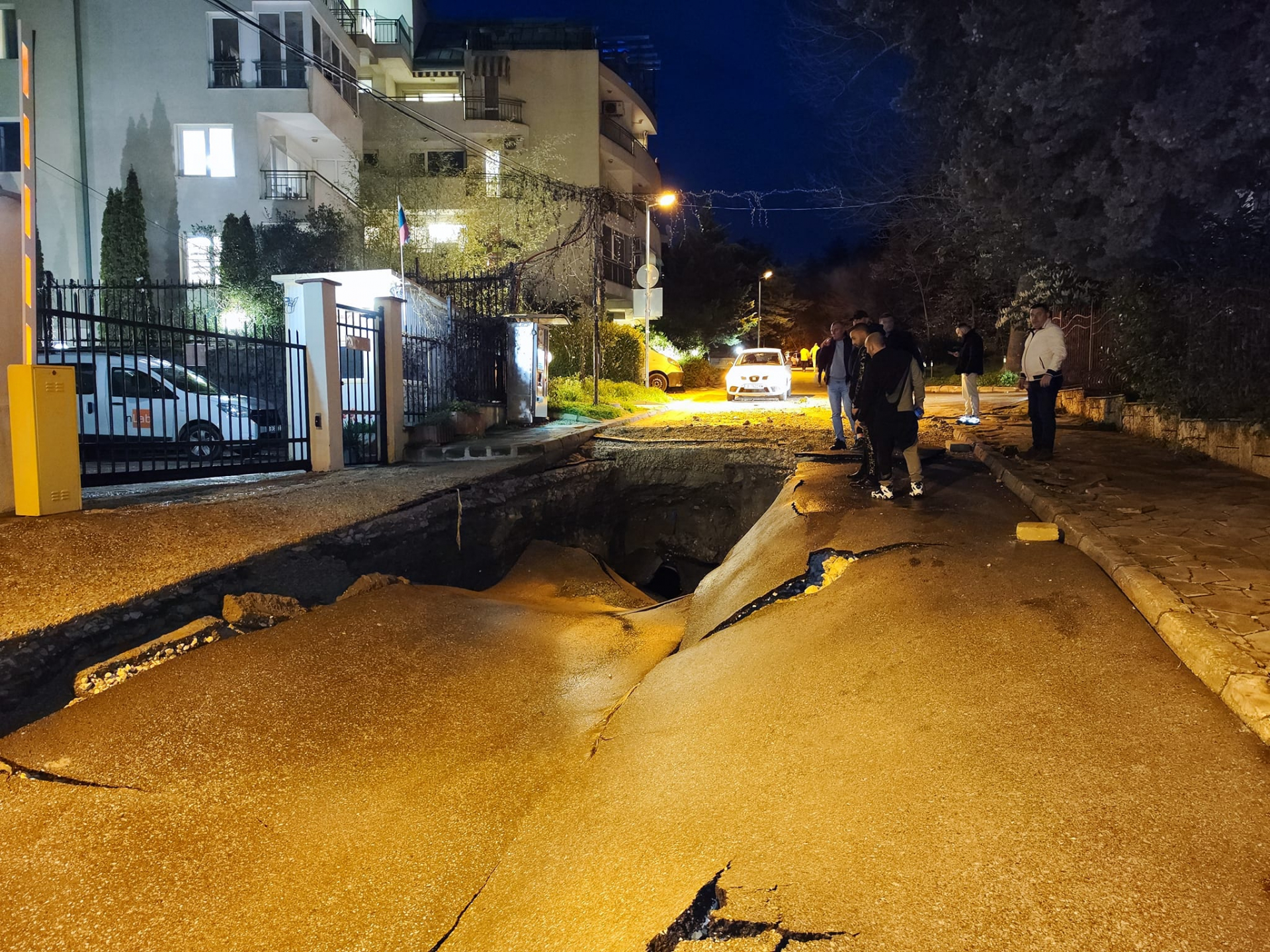 Гръмна магистрален водопровод във Варна, положението е страшно ВИДЕО