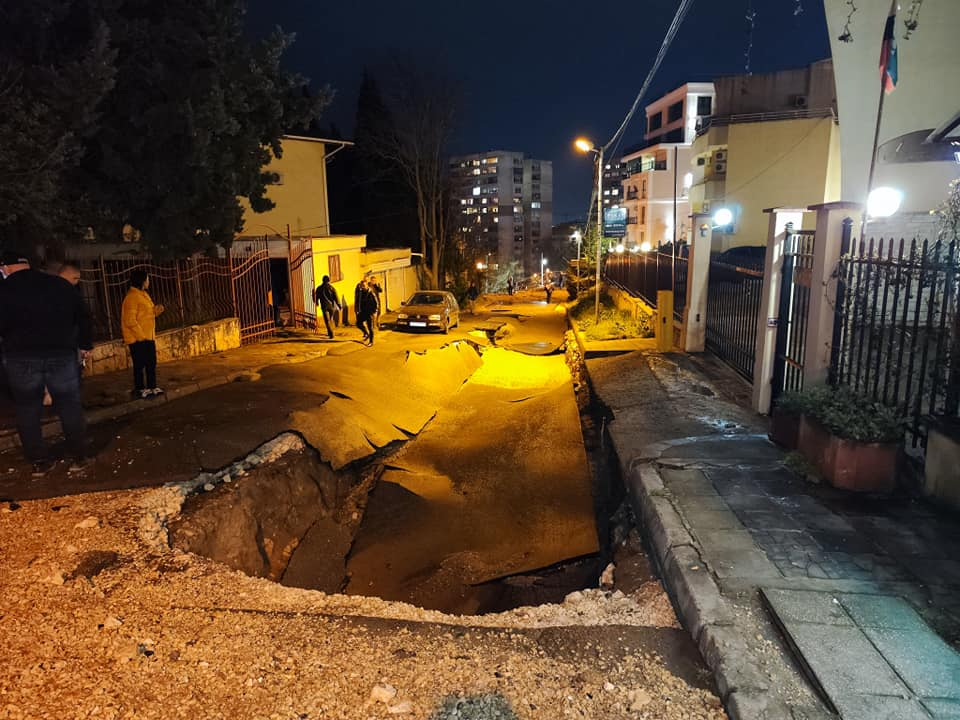 Гръмна магистрален водопровод във Варна, положението е страшно ВИДЕО