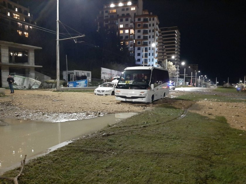 Гръмна магистрален водопровод във Варна, положението е страшно ВИДЕО