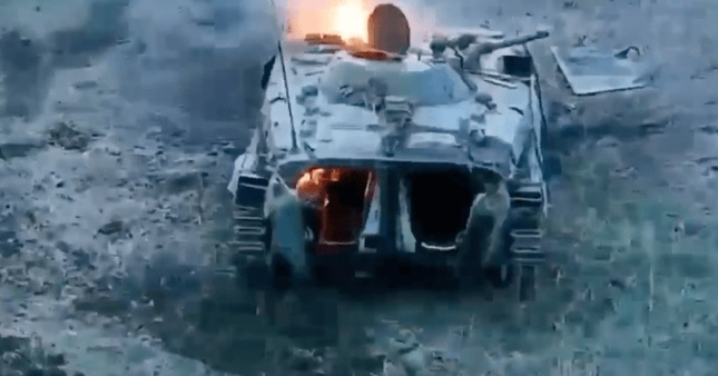 ВИДЕО от войната: Руски войници решиха да се скрият от дрон под горяща БМП и...