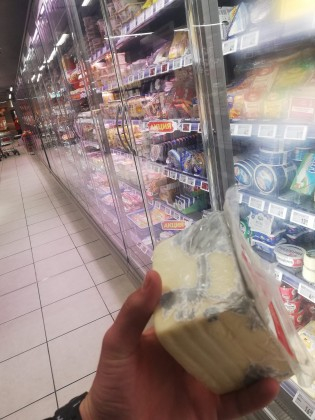 Бургазлия отиде до магазина за кашкавал и остана потресен от видяното СНИМКИ