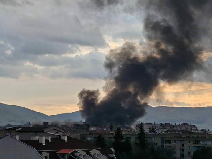Гъсти облаци черен дим затиснаха Търговище, причината СНИМКИ 
