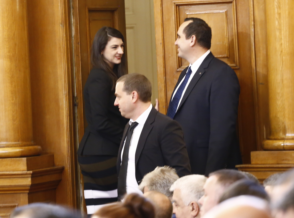Лена Бориславова аут от парламента, "Възраждане" не я пускат БЛИЦ TV