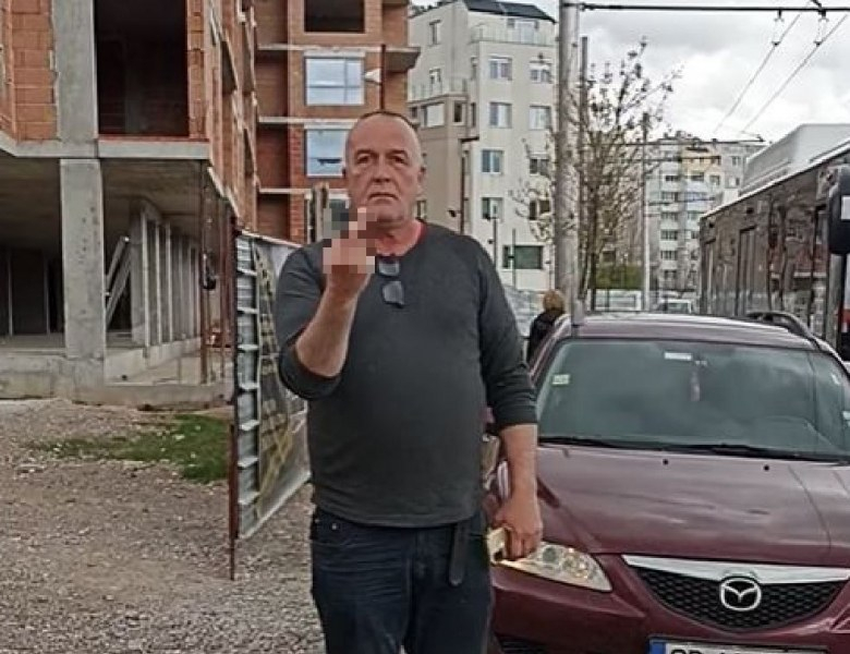 Нагъл шофьор се качи на тротоара, столичанка го засече и стана страшно ВИДЕО 