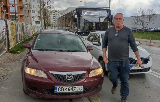 Як мъжага размахва средни пръсти и крещи на жена в София, а се оказа виновен за... ВИДЕО