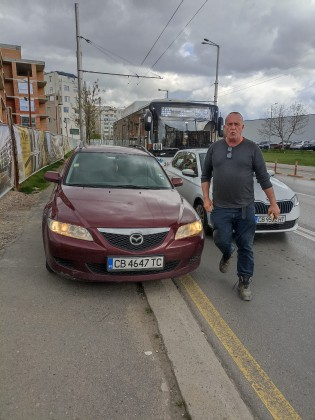 Як мъжага размахва средни пръсти и крещи на жена в София, а се оказа виновен за... ВИДЕО