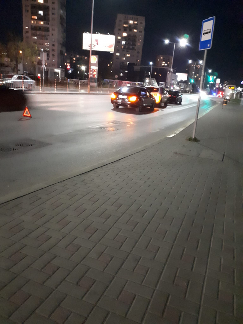 Какво става? Две катастрофи на 20 метра една от друга във вечерна София СНИМКИ
