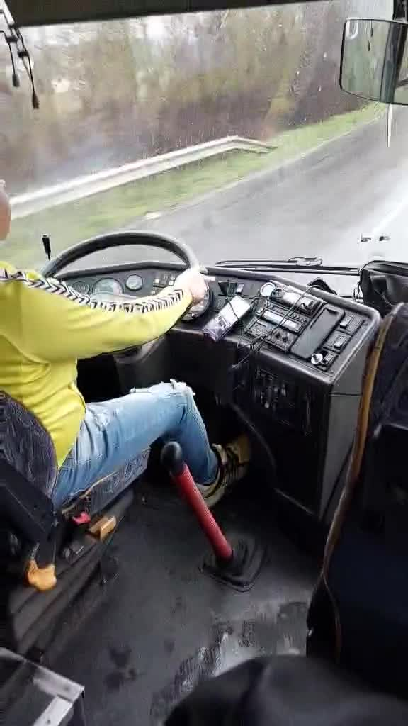 Не се търпи! Кючеци, ромска чалга, цигара в устатата, телефон на ухото - така шофират автобуса Средец-Бургас ВИДЕО