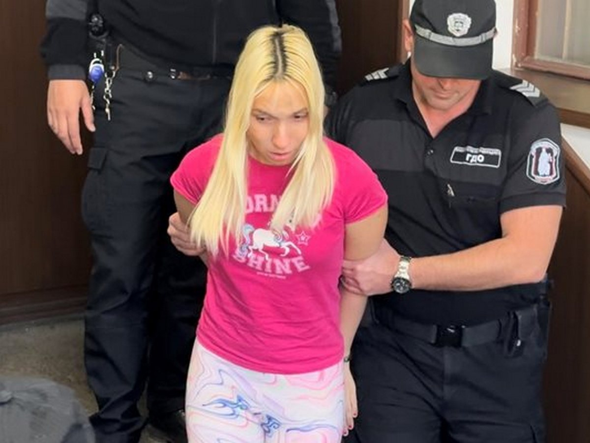 Тротинетката откачи в зандана: Блъска си главата в стената, яде си ръцете и...