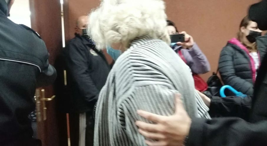 Черната вдовица изнагля скандално, трупа пачки зад решетките
