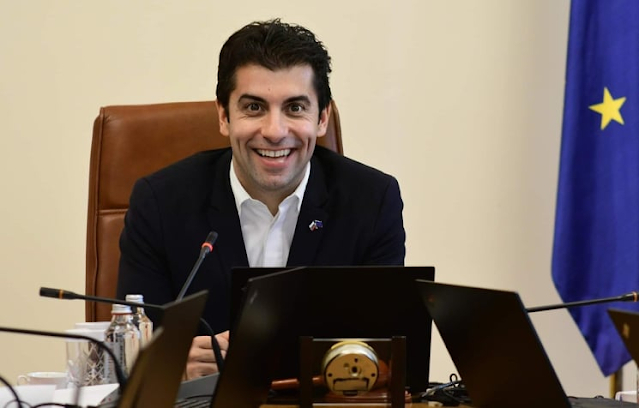 Шкварек се хвана за главата заради словореда на Кирил Петков и зададе въпрос на умнокрасивите