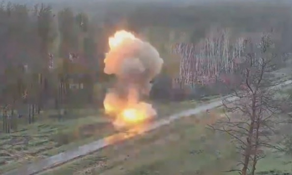ВИДЕО от войната: Руски войник премина през минно поле и унищожи украински танк