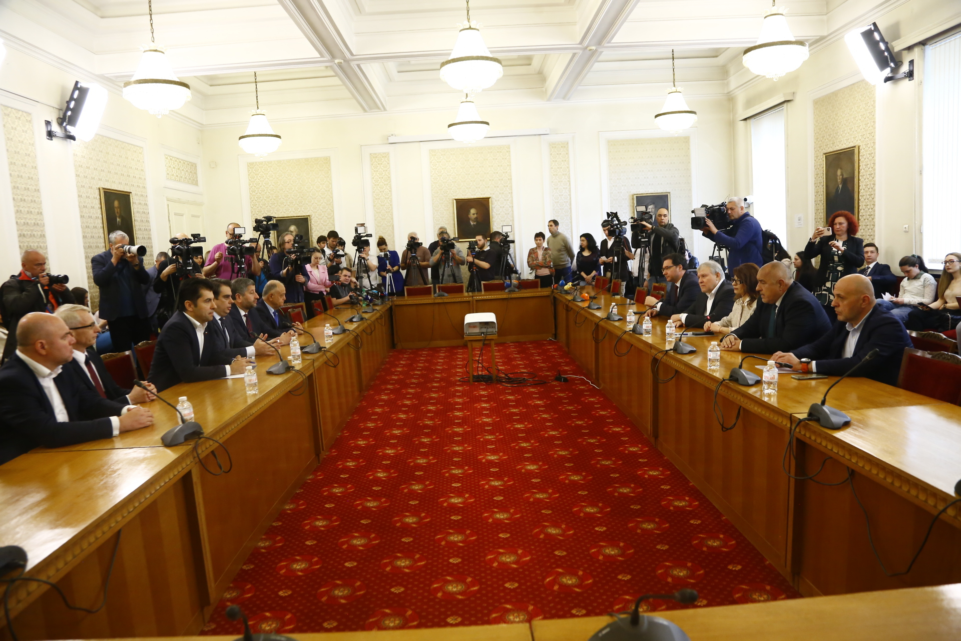 Шизофренна салата: Политолози разчетоха ключови детайли от срещата ГЕРБ - ПП, ще има ли кабинет или... 