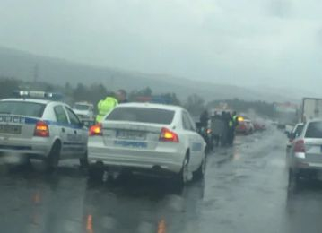 Ад на АМ "Тракия" край Ихтиман, такъв ужас рядко се вижда СНИМКИ