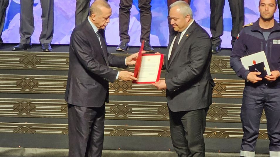 Ердоган награди българския пожарникар Петър Петров, спасявал хора след чудовищните земетресения 