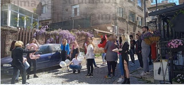 Благоевградски абитуриенти поканиха класната си на бала със скандален ултиматум, а тя… СНИМКИ
