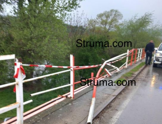Зрелищна каскада в Симитлийско, млад шофьор ще черпи много СНИМКИ 
