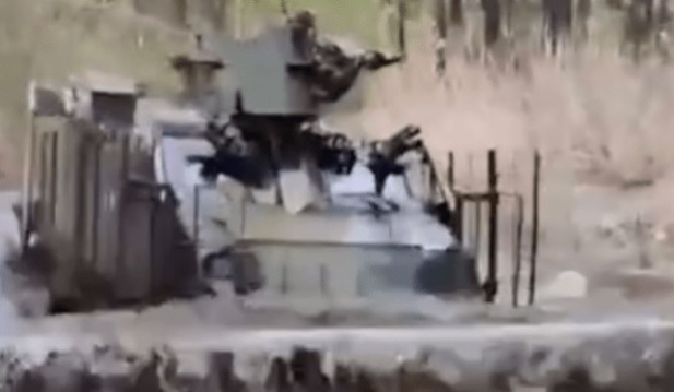 ВИДЕО от войната: ВСУ показаха как действа шведският всъдеход BvS 10 Viking