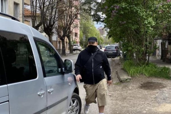 Внимание! Изрод пръска децата с лют спрей в столичен квартал Снимки