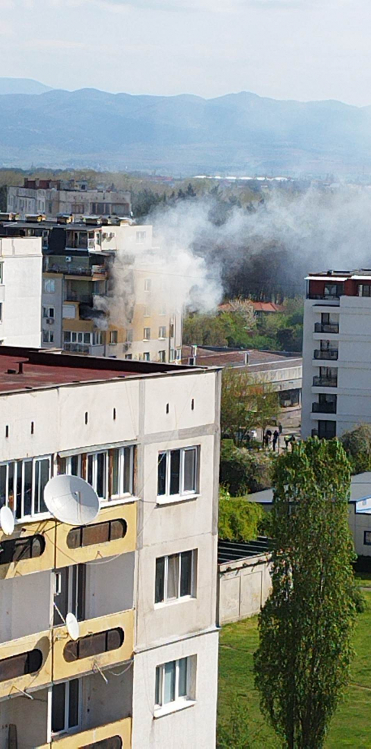 Извънредно в БЛИЦ! Голям пожар бушува в София, гъст дим затули небето ВИДЕО