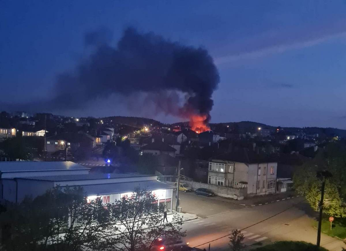 Пламъци обгърнаха къщата на бизнесмен в Средец, чу се мощен взрив и... ВИДЕО 