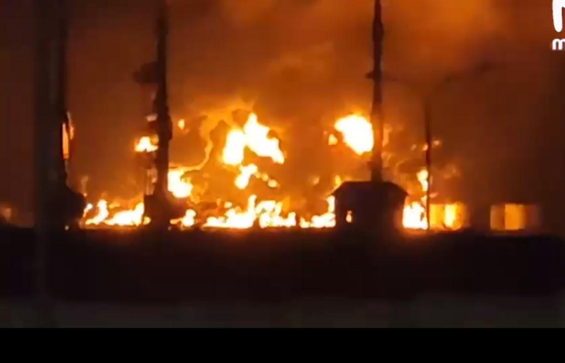 Нощна украинска атака по Севастопол, взривове, бушува огромен пожар ВИДЕО