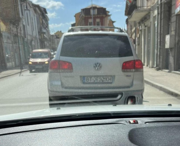 Търновски джигит с грозна постъпка към млада майка в центъра на града СНИМКИ