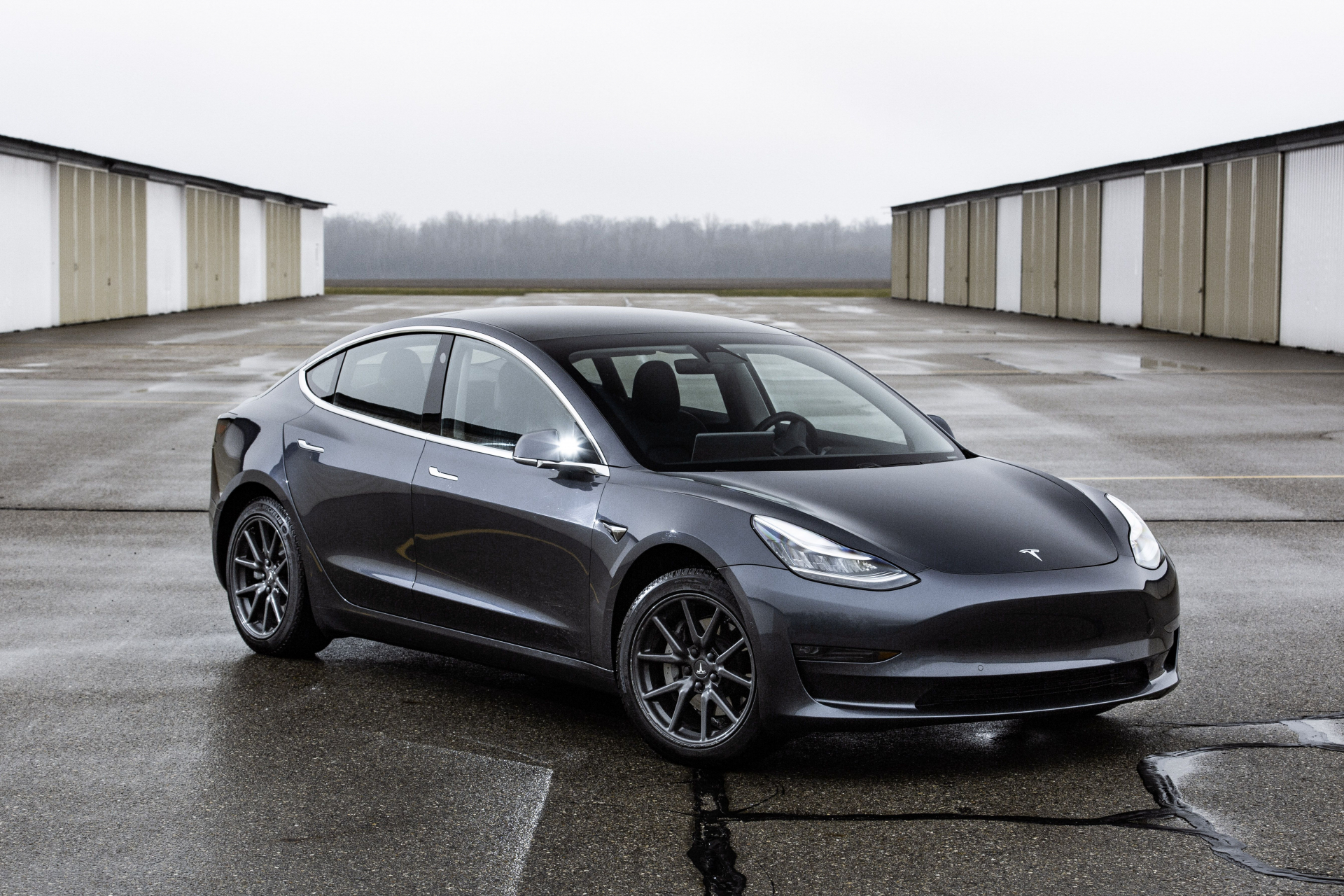 Разбра се защо цените на електричките на Tesla падат