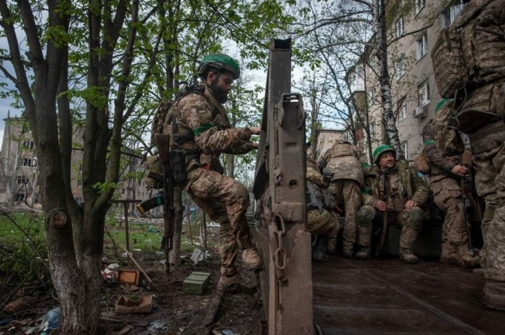 Военните от 93-та бригада на ВСУ показаха как изглежда Бахмут сега СНИМКИ