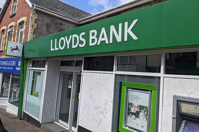 Печалбата на британската банка Lloyds нараснаха колосално. Причините?