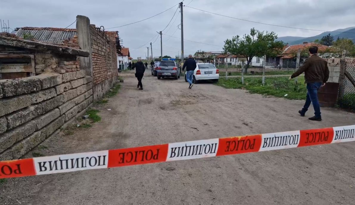 Нов ужас: Братя се клаха с ножове и брадви в злополучното с. Манолово СНИМКИ