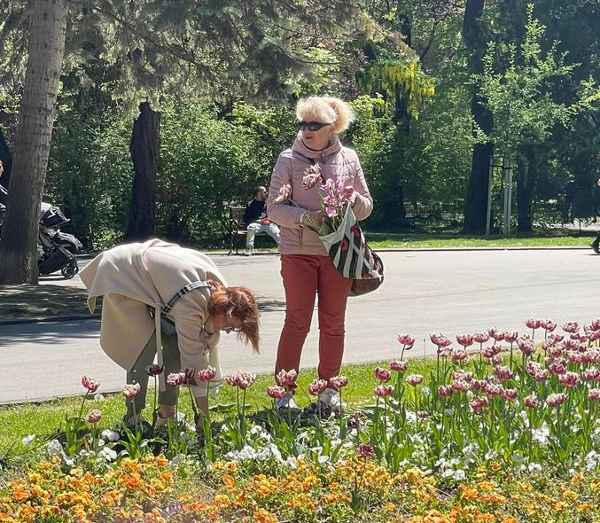Безобразие! Две дами потресоха мрежата с тази отвратителна постъпка във Варна СНИМКИ 