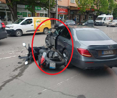 Сигнал до БЛИЦ! Адско меле до паметника "Левски" в София СНИМКИ