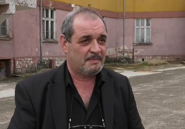 Скандал: Директор на училище с ученичка въртят мазни гюбеци пред портрет на Кирил и Методий ВИДЕО